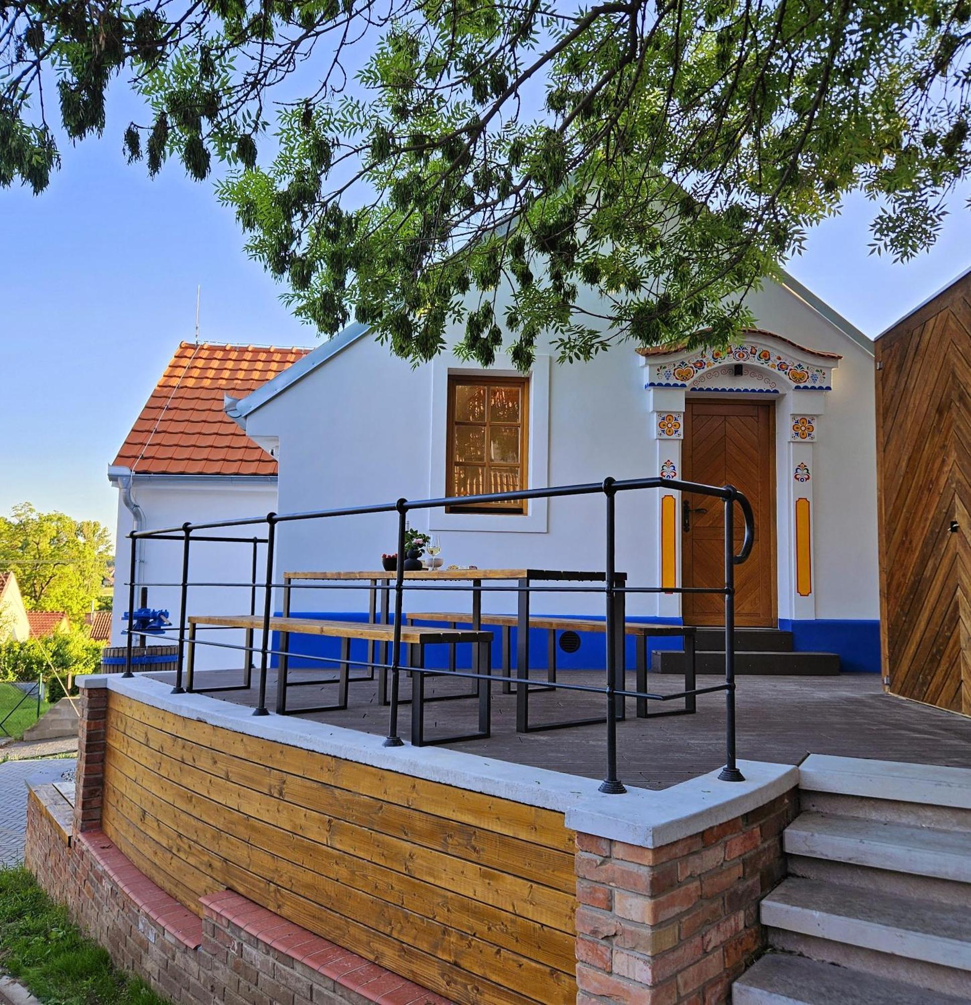 Pod Vinohradem - Apartmany & Vinne Sklepy Mutenice Exterior photo
