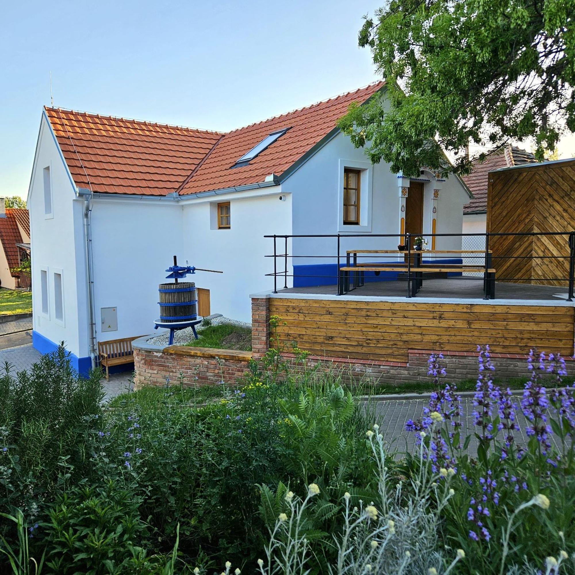 Pod Vinohradem - Apartmany & Vinne Sklepy Mutenice Exterior photo